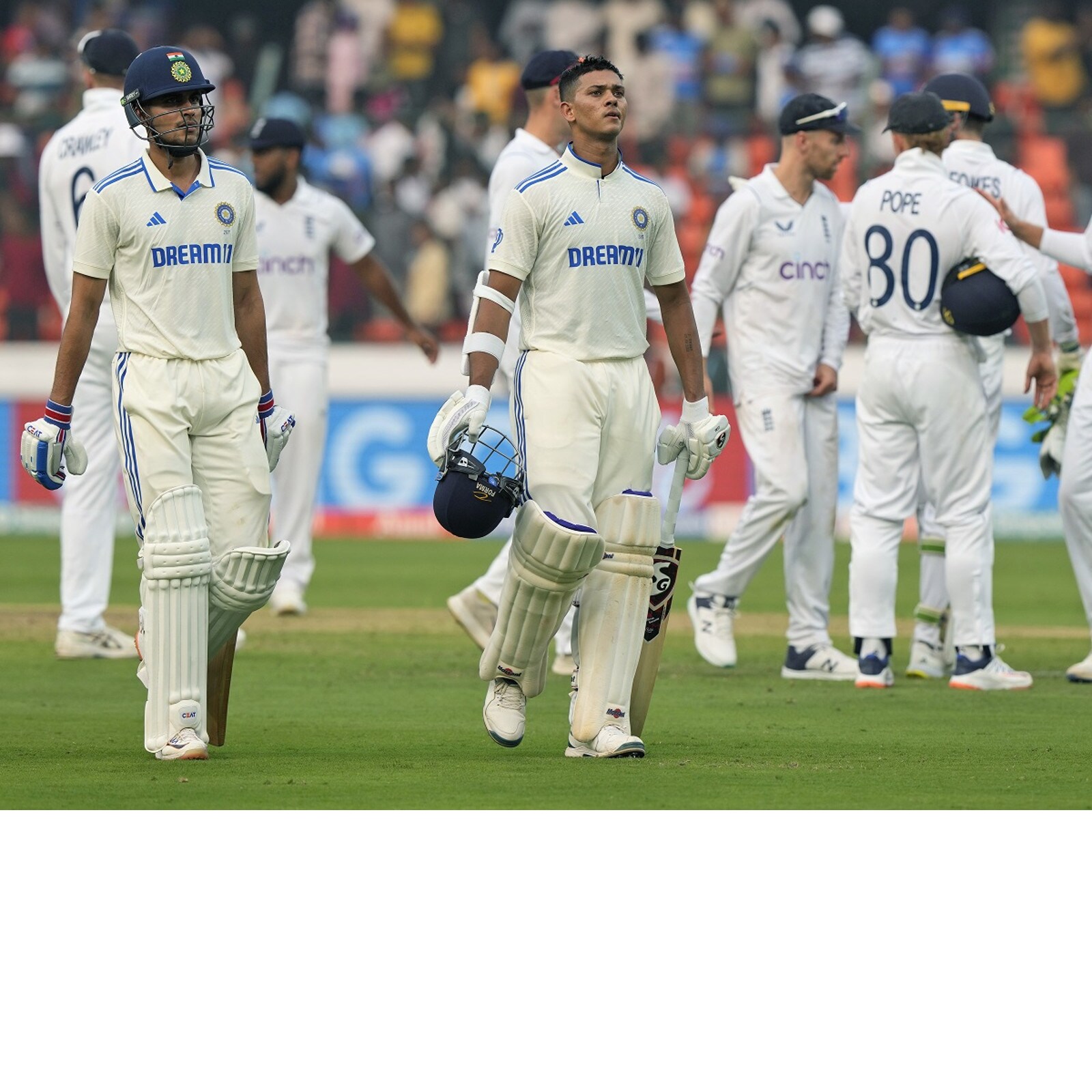 ہندوستان اور انگلینڈ کی ٹیموں کے درمیان پہلا ٹیسٹ میچ حیدرآباد میں شروع ہو گیا ہے۔ (AP)