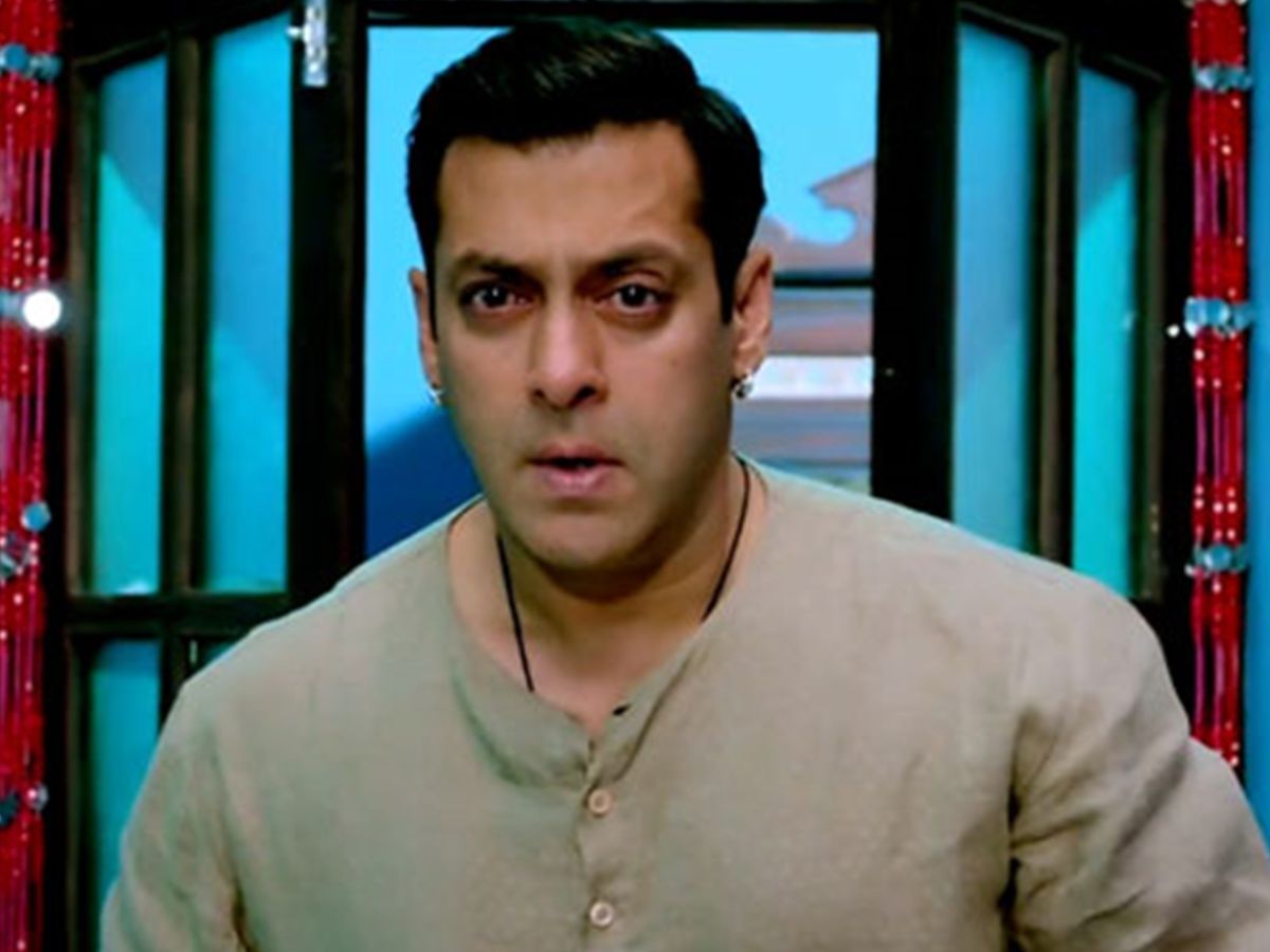 When salman khan surrounded by 25000 people during bajrangi bhaijaan