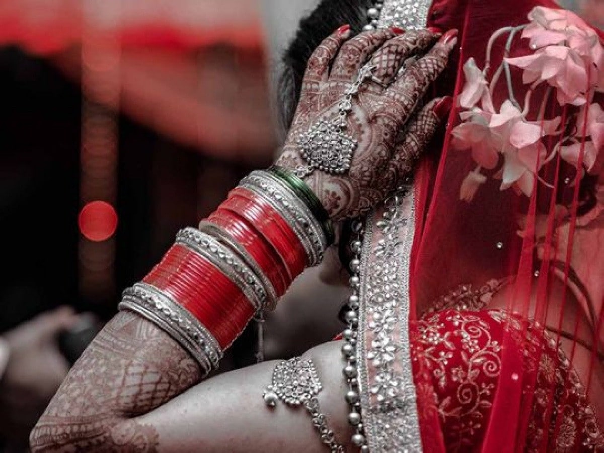 ہندوستان میں شادیوں کا سیزن چل رہا ہے۔ اس دوران روزانہ کئی شادیاں ہو رہی ہیں۔ ہمارے ملک میں شادیوں کو نہ صرف نئے رشتے کا آغاز سمجھا جاتا ہے بلکہ اسے ایک تہوار کے طور پر بھی منایا جاتا ہے۔ لوگ اپنے سبھی رشتہ داروں کو شادی میں مدعو کرتے ہیں۔ سب کچھ شاندار طریقے سے کیا جاتا ہے۔ شادیوں کو گھر کی عزت کے طور پر دیکھا جاتا ہے۔ لوگ شادیوں میں کوئی کسر نہیں چھوڑنے کی کوشش کرتے ہیں۔ علامتی تصویر۔