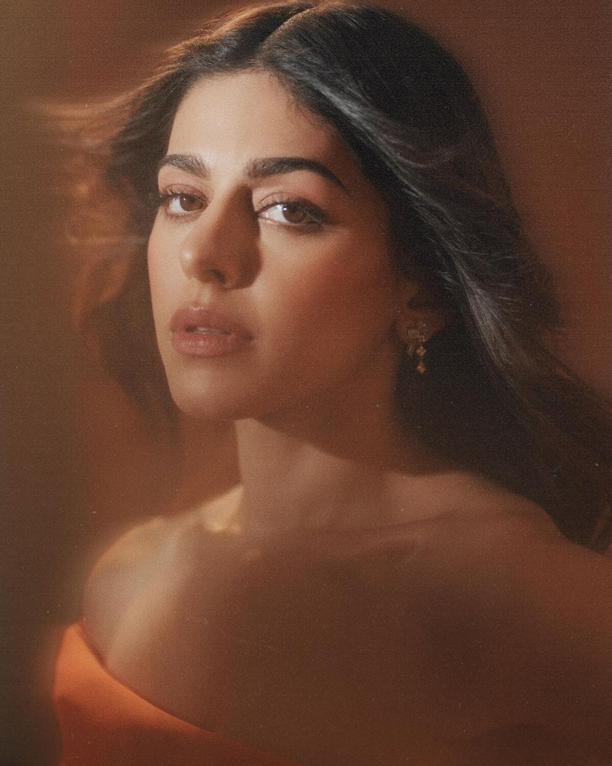 Bollywood 26 years actress alaya f looking hot in orange color off ...