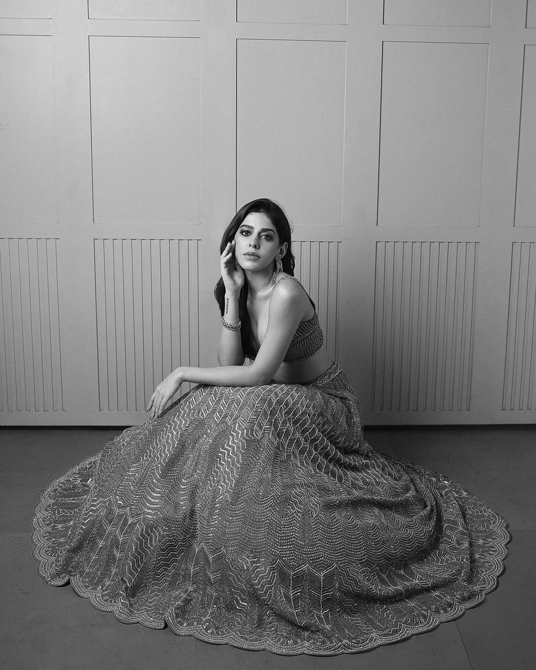 Bollywood actress alaya f dazzles in black and white photos see her ...