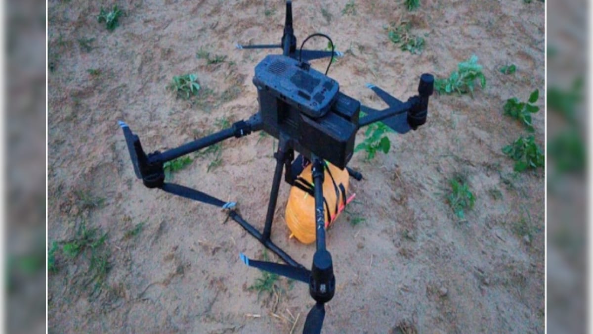 Rajasthan bsf seizes pakistani drone with three kg heroin worth 15 crore rupees from field near border imt - پاکستانی سرحد سے متصل تھا کھیت، اچانک کسان کو نظر آیا ڈرون، اردو