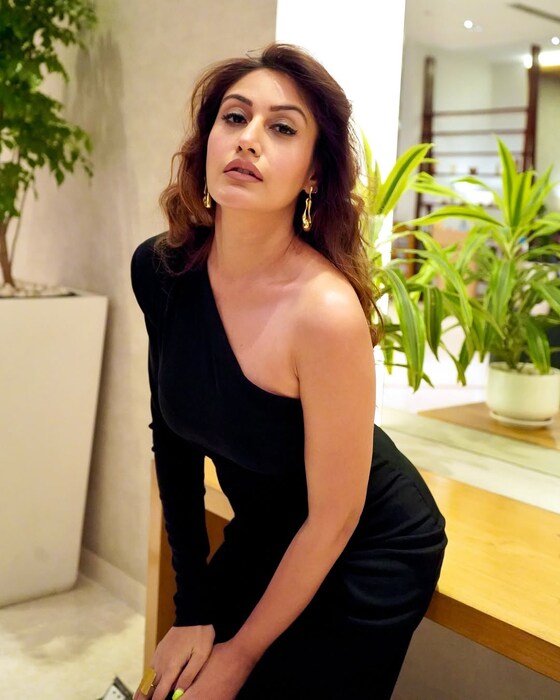  اداکارہ سربھی چندنا ٹی وی کی مشہور اداکارہ ہیں ۔ وہ جتنی ہی کمال کی اداکارہ ہیں، اتنا ہی شاندار ان کا ڈریسنگ سینس بھی ہے ۔ ان کا ہر لک انٹرنیٹ پر آتے ہی چھا جاتا ہے۔ (Photo: @officialsurbhic/Instagram)