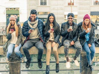  Countries With Most Smartphone Users: اسمارٹ فونز ڈیجیٹل دور کا ایک اہم حصہ بن چکے ہیں۔ آج شاید ہی کوئی ایسا ہو جس کے پاس اسمارٹ فون نہ ہو۔ اسمارٹ فونز نے عالمی مواصلات کو بالکل نئی سطح پر لے جایا ہے، جس سے ہر چیز  آپ کی انگلی پر دستیاب ہے۔ کاروبار، سوشل نیٹ ورکنگ، تعلیم، اور ادویات سے لے کر ہر چیز اب صرف ایک اسمارٹ فون کے ساتھ قابل رسائی ہے۔ 2025 تک، دنیا میں 7.21 بلین سے زیادہ اسمارٹ فونز ہوں گے، جو کہ دنیا کی آبادی کا 90 فیصد سے زیادہ ہے۔ ٹیکنالوجی میں تیزی سے ترقی اور ڈیجیٹل دور کے ساتھ، یہ تعداد مستقبل میں کم ہونے والی نہیں ہے۔ اب، نیوزو اور سی آئی اے کی تازہ ترین رپورٹ کے مطابق سب سے زیادہ اسمارٹ فون استعمال کرنے والے ٹاپ 10 ممالک کی فہرست پر ایک نظر ڈالتے ہیں۔