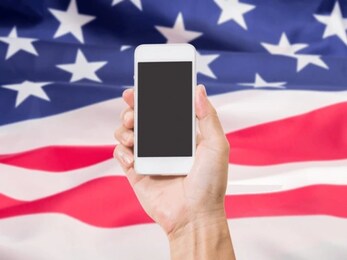  3. USA: ریاستہائے متحدہ میں 276.14 ملین اسمارٹ فون صارفین ہیں، جو اسے تیسرا سب سے بڑا ملک بناتا ہے۔ ڈیجیٹل بینکنگ، گھر سے کام، تفریح اور آن لائن کامرس کلچر کی وجہ سے یہاں اسمارٹ فون کا استعمال بڑھ گیا ہے۔ سلیکون ویلی کی موجودگی کا مطلب ہے کہ امریکیوں کو نئی ٹیکنالوجیز اور رجحانات تک جلد رسائی حاصل ہو جائے۔ یہ بھی اہم ہے کہ بہت سے امریکیوں کے پاس ایک سے زیادہ اسمارٹ فون ہیں۔