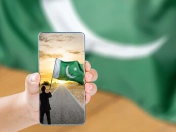  10. پاکستان: پاکستان 72.99 ملین سمارٹ فون صارفین کے ساتھ سب سے زیادہ اسمارٹ فون صارفین کے ساتھ ٹاپ ٹین ممالک کی فہرست میں آخری نمبر پر ہے۔ یہ نوجوان نسل کی طرف سے اپنانے اور 4G کی بڑھتی ہوئی رسائی کی بدولت ہے۔ یہاں کے سمارٹ فون دور دراز علاقوں میں بھی تعلیم سے لے کر ای کامرس تک ہر چیز کو تبدیل کر رہے ہیں۔