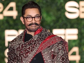  3. عامر خان: 1900 کروڑ روپے  کی مجموعی مالیت کے ساتھ، عامر خان تیسرے نمبر پر ہیں۔ عامر خان نہ صرف فلموں میں بلکہ سمارٹ انویسٹمنٹ میں بھی پرفیکشنسٹ ہیں۔ ان کے پاس ممبئی میں 60 کروڑ روپے کا ایک پرتعیش بنگلہ، ایک فارم ہاؤس اور کئی رئیل اسٹیٹ کی سرمایہ کاری ہے۔ جب وہ اداکاری نہیں کر رہے ہوتے تو انہیں فلموں کی ہدایت کاری اور پروڈیوس کرتے دیکھا جا سکتا ہے، جو ان کی فنی صلاحیتوں اور دولت کا حصہ ہے۔