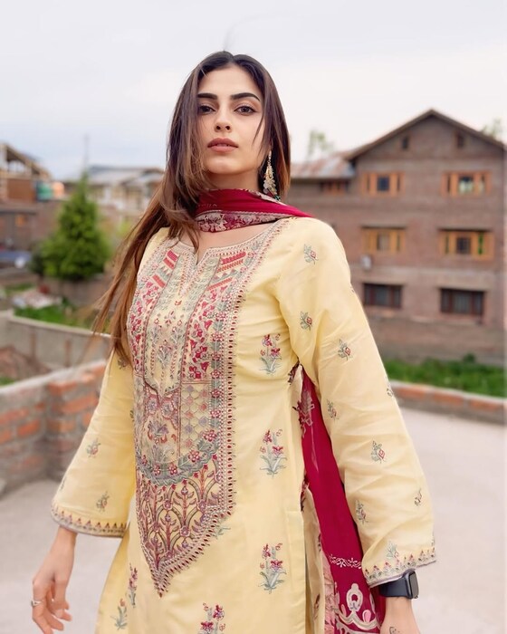  اب، بگ باس کے گھر میں ان کی انٹری نے مداحوں میں کافی جوش بھر دیا ہے۔ ان کے انداز اور اسکرین پر موجودگی کو مداحوں کی جانب سے پسند کیا جا رہا ہے۔ شو میں اپنی زندگی کے بارے میں بات کرتے ہوئے انہوں نے بتایا کہ وہ صرف 8 سال کی عمر سے اپنے خاندان کی ذمہ داری اٹھا رہی ہیں۔ (Photo: @farrhana_bhatt/Instagram)