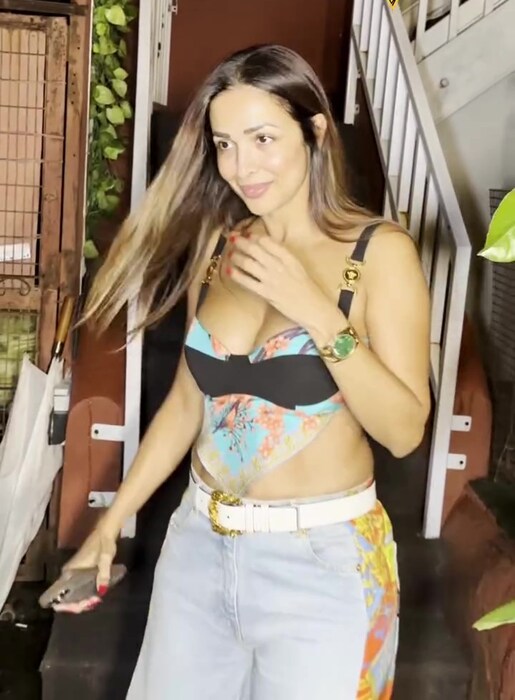 بتادیں کہ ملائیکہ اروڑہ اپنے خوبصورت لک اور فٹنس کے علاوہ اکثر اپنی ذاتی زندگی کو لے کر سرخیوں میں رہتی ہیں۔ اس سے پہلے ان کی شادی ارباز خان سے ہوئی تھی، لیکن جوڑے نے 2016 میں علاحدگی کا فیصلہ کیا اور 2017 میں طلاق لے لیا تھا۔ (Photo: @viralbhayani/Instagram)