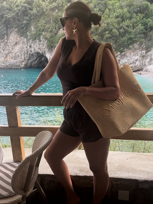 She captioned, “Bellisimo 🇮🇹 #takemeback”. (Image: Instagram)