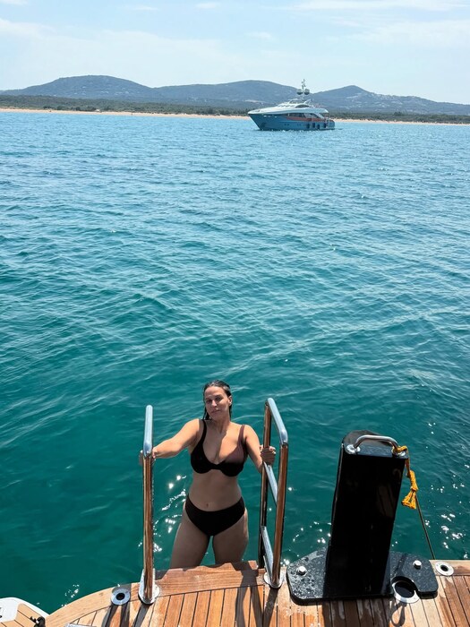 Her oh-so-hot bikini moments are simply unmissable! (Image: Instagram)