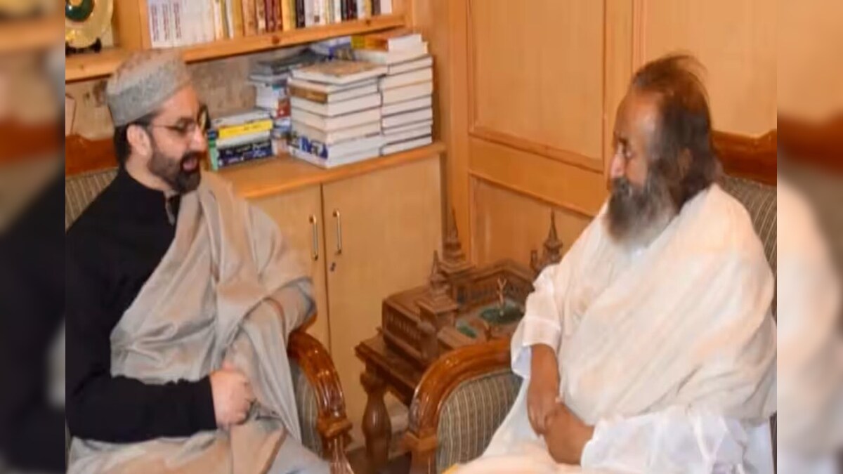 Sri Sri Ravi Shankar meets Mirwaiz Umar Farooq in Srinagar Discuss ...