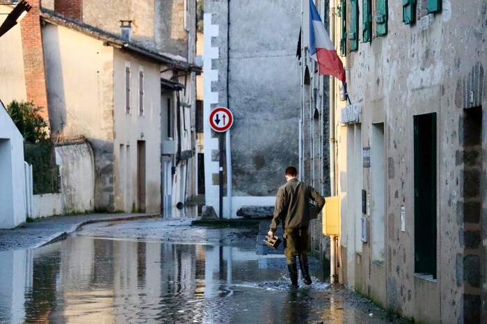 France nils storm latest update 2 dead 900000 without power red flood ...