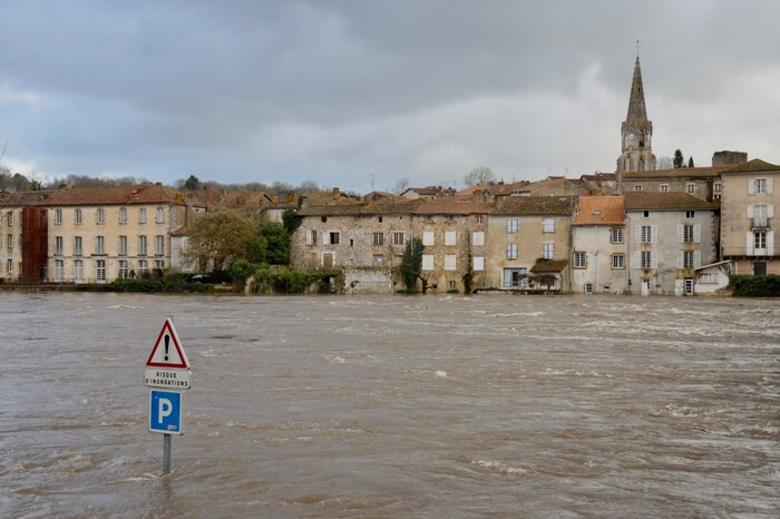 France nils storm latest update 2 dead 900000 without power red flood ...