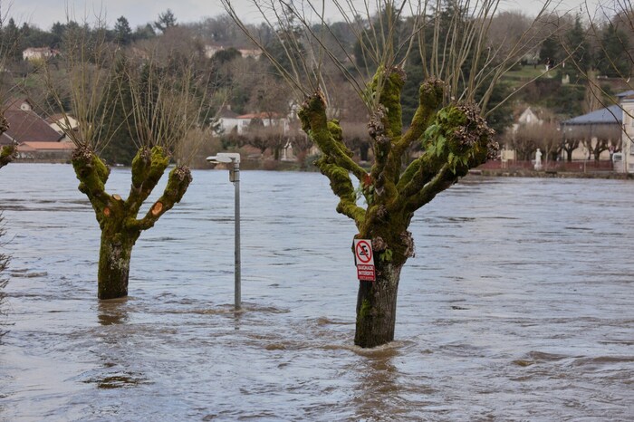France nils storm latest update 2 dead 900000 without power red flood ...