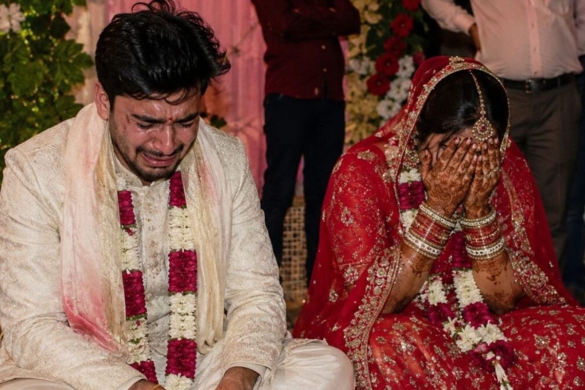 سہاگ رات پر دولہے نے ساس کو کیا فون ، بولا ، "میری دلہن تو …” سن کر سسر کی نکلی چیخ سہاگ رات پر دولہے نے ساس کو کیا فون ، بولا ، "میری دلہن تو …” سن کر سسر کی نکلی چیخ