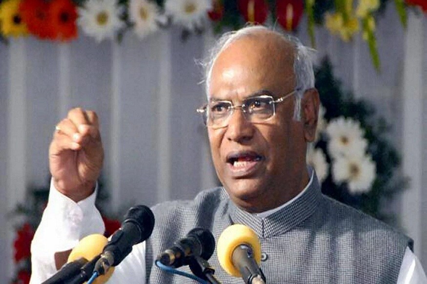 இதற்கிடையே மும்பையில் செய்தியாளர்களிடம் பேசிய காங்கிரஸ் மூத்த தலைவர் மல்லிகார்ஜுன கார்கே, தேர்தலுக்கு பிந்தைய கருத்துக் கணிப்புகள் தவறாகவே அமைந்ததாகவும், காங்கிரஸ் கட்சி பெருவாரியான இடங்களில் வெற்றி பெறும் என்றும் கூறினார். மூன்றாவது அணி பற்றி பேச விரும்பவில்லை என்று கூறிய அவர், தேர்தல் முடிவுகளுக்கு பிந்தைய நிலை குறித்து சோனியா காந்தி தலைமையில் நடைபெறும் எதிர்க்கட்சி கூட்டத்தில் ஆலோசிக்கப்படும் என்றும் தெரிவித்தார். இதற்கிடையே மும்பையில் செய்தியாளர்களிடம் பேசிய காங்கிரஸ் மூத்த தலைவர் மல்லிகார்ஜுன கார்கே, தேர்தலுக்கு பிந்தைய கருத்துக் கணிப்புகள் தவறாகவே அமைந்ததாகவும், காங்கிரஸ் கட்சி பெருவாரியான இடங்களில் வெற்றி பெறும் என்றும் கூறினார். மூன்றாவது அணி பற்றி பேச விரும்பவில்லை என்று கூறிய அவர், தேர்தல் முடிவுகளுக்கு பிந்தைய நிலை குறித்து சோனியா காந்தி தலைமையில் நடைபெறும் எதிர்க்கட்சி கூட்டத்தில் ஆலோசிக்கப்படும் என்றும் தெரிவித்தார்.