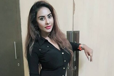 ஸ்ரீரெட்டி வீட்டில் நள்ளிரவில் தாக்குதல் - போலீசில் அதிரடி புகார் ஸ்ரீரெட்டி வீட்டில் நள்ளிரவில் தாக்குதல் - போலீசில் அதிரடி புகார்