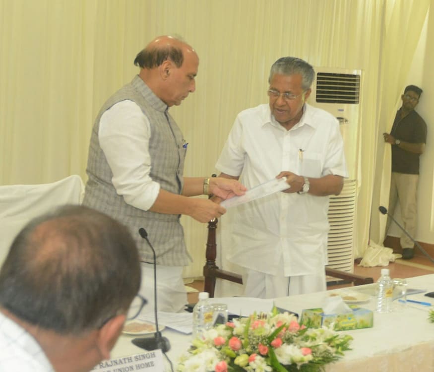 இடுக்கி மற்றும் எர்னாகுளம் மாவட்டங்களில் வான்வழி ஆய்வினை மேற்கொண்ட பிறகு மத்திய அமைச்சர் ராஜ்நாத் சிங், அறிக்கையை முதல்வர் பினராயி விஜயனிடம் அளித்தார். (Image: Special Arrangement) இடுக்கி மற்றும் எர்னாகுளம் மாவட்டங்களில் வான்வழி ஆய்வினை மேற்கொண்ட பிறகு மத்திய அமைச்சர் ராஜ்நாத் சிங், அறிக்கையை முதல்வர் பினராயி விஜயனிடம் அளித்தார். (Image: Special Arrangement)