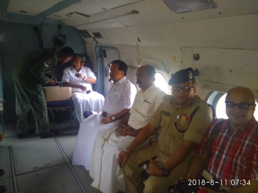 கேரள மாநிலத்தில் வெள்ளத்தால் பாதிக்கப்பட்ட பகுதிகளை முதலமைச்சர் பினராயி விஜயன் ஹெலிகாப்டரில் சென்று பார்வையிடுகிறார் (Image: Indian Army) கேரள மாநிலத்தில் வெள்ளத்தால் பாதிக்கப்பட்ட பகுதிகளை முதலமைச்சர் பினராயி விஜயன் ஹெலிகாப்டரில் சென்று பார்வையிடுகிறார் (Image: Indian Army)