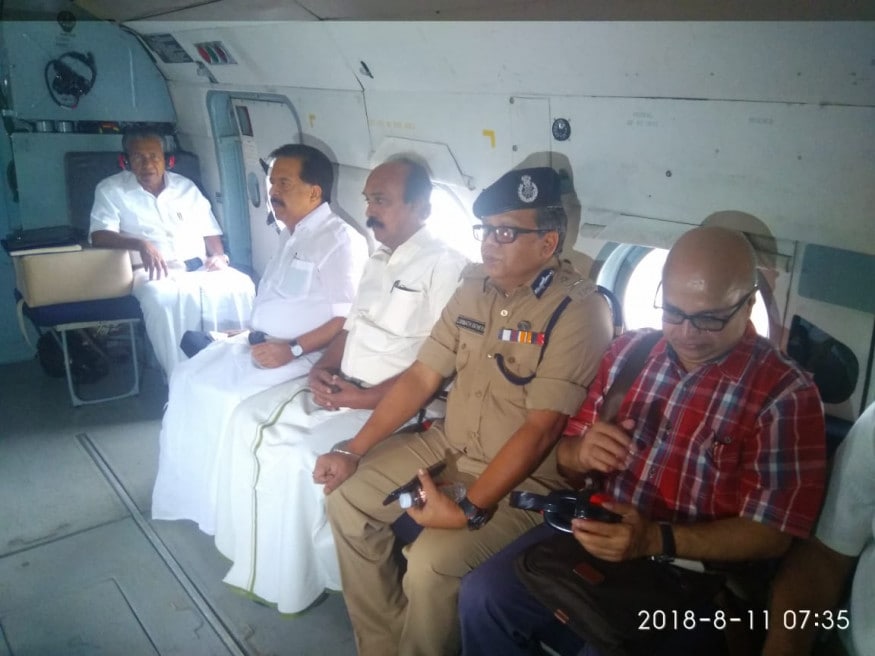 கேரளாவில் மழை வெள்ளத்தால் பாதிக்கப்பட்ட இடுக்கி பகுதிகளை ஹெலிக்காப்டர் மூலம் பார்வையிடும் அம்மாநில முதல்வர் மற்றும் அமைச்சர்கள். (Image: Indian Army) கேரளாவில் மழை வெள்ளத்தால் பாதிக்கப்பட்ட இடுக்கி பகுதிகளை ஹெலிக்காப்டர் மூலம் பார்வையிடும் அம்மாநில முதல்வர் மற்றும் அமைச்சர்கள். (Image: Indian Army)