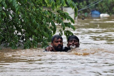 கேரள மழை வெள்ளம்: பலி எண்ணிக்கை 415-ஆக உயர்வு கேரள மழை வெள்ளம்: பலி எண்ணிக்கை 415-ஆக உயர்வு