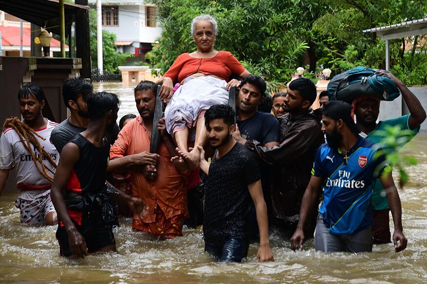 பாலக்காட்டில் வெள்ளத்தில் சிக்கிய முதிய பெண்ணைக் காப்பாற்றி, நார்காலியுடன் தூக்கி வரும் இளைஞர்கள். பாலக்காட்டில் வெள்ளத்தில் சிக்கிய முதிய பெண்ணைக் காப்பாற்றி, நார்காலியுடன் தூக்கி வரும் இளைஞர்கள்.