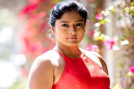 விஜய்யிடம் மட்டும் ஏன் அந்த கேள்வி? - காயத்ரி ரகுராம்! விஜய்யிடம் மட்டும் ஏன் அந்த கேள்வி? - காயத்ரி ரகுராம்!