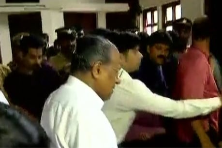 நிவாரண முகாம்களில் முதலமைச்சர் பினராயி விஜயன் ஆய்வு நிவாரண முகாம்களில் முதலமைச்சர் பினராயி விஜயன் ஆய்வு