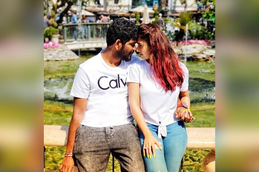 சமீபத்தில் நயன்தாரா - விக்னேஷ் சிவன் இருவரும் கொரோனா பாதிப்புக்குள்ளாகியிருப்பதாக தகவல் வெளியானது. அது பொய் என்று இருவரும் மறுப்பு தெரிவித்திருந்தனர். சமீபத்தில் நயன்தாரா - விக்னேஷ் சிவன் இருவரும் கொரோனா பாதிப்புக்குள்ளாகியிருப்பதாக தகவல் வெளியானது. அது பொய் என்று இருவரும் மறுப்பு தெரிவித்திருந்தனர்.