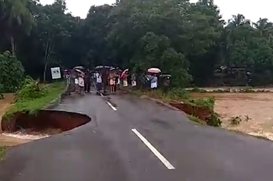 கேரளாவில் அடித்துச் செல்லப்பட்ட தார்சாலை! (வீடியோ)