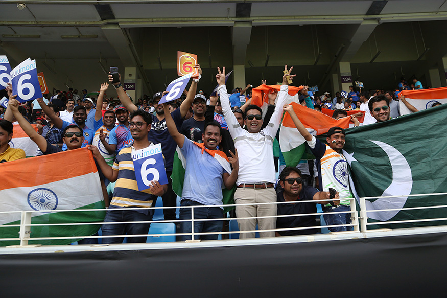  ஆசிய கோப்பை போட்டியை உற்சாகமாக பார்க்கும் இந்தியா- பாகிஸ்தான் ரசிகர்கள் (Image: AP)