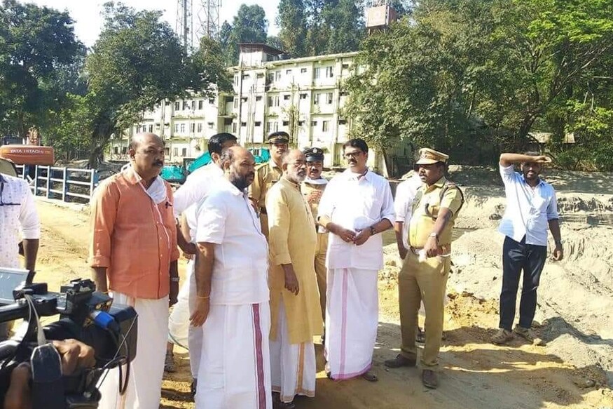 வெள்ளத்தால் பாதிக்கப்பட்ட சபரிமலை கோவிலை பார்வையிடும் அமைச்சர்கள் , காவல்துறையினர் மற்றும் தேவஸ்தான அதிகாரிகள் வெள்ளத்தால் பாதிக்கப்பட்ட சபரிமலை கோவிலை பார்வையிடும் அமைச்சர்கள் , காவல்துறையினர் மற்றும் தேவஸ்தான அதிகாரிகள்