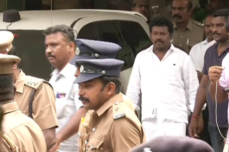 கைது செய்யப்பட்ட கருணாஸ்