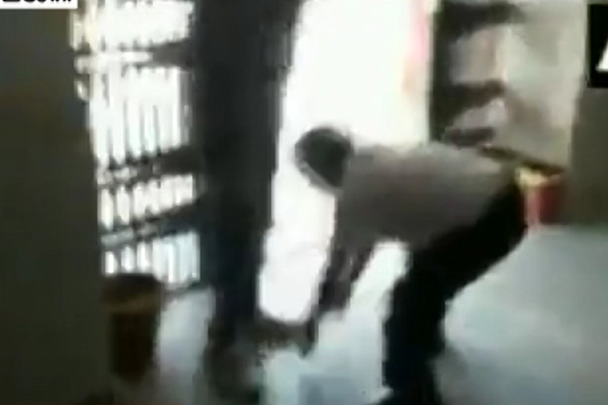 ஏபிவிபி மாணவர்கள் அட்டூழியம்