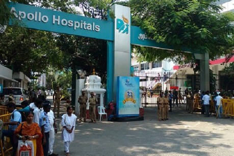 ஜெயலலிதாவுக்கு அளித்த சிகிச்சை பற்றி வரம்புக்கு மீறி விசாரணை நடத்தக் கூடாது - உயர் நீதிமன்றம் ஜெயலலிதாவுக்கு அளித்த சிகிச்சை பற்றி வரம்புக்கு மீறி விசாரணை நடத்தக் கூடாது - உயர் நீதிமன்றம்