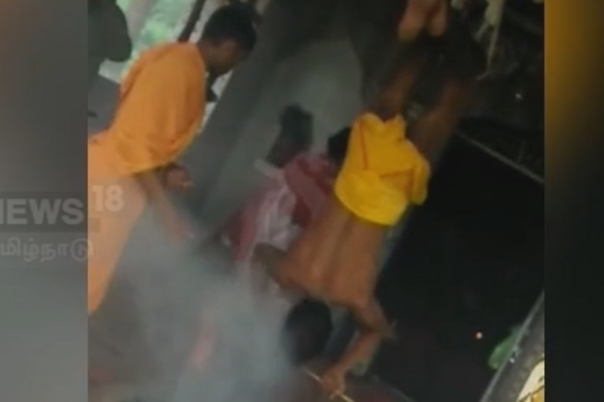 தலைகீழாகக் கட்டி நெருப்பு வைக்கப்பட்ட இளைஞர் படுகாயம்
