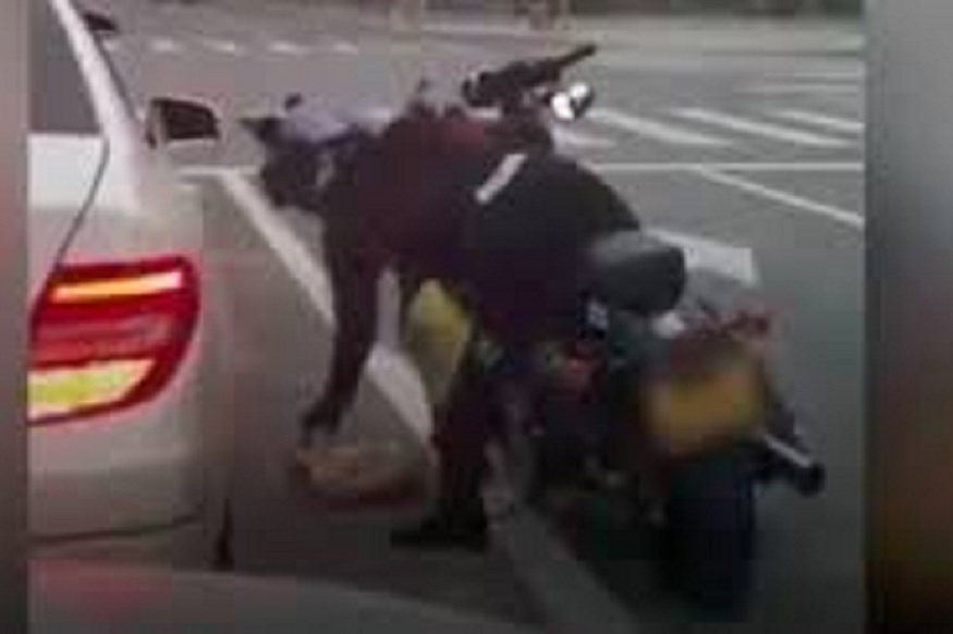 ரோட்டில் குப்பை போட்டால், அப்ப இதுதான் கதி (வீடியோ)