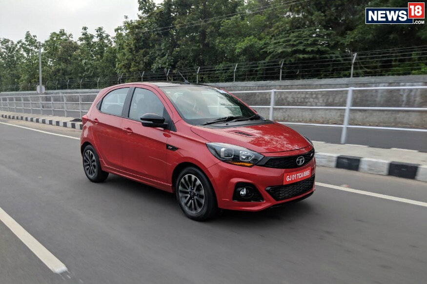 சாலைகளில் விரைந்து செல்லும் டாடா டியாகோ ஜெடிபி சிவப்பு நிற கார் (Image: Manav Sinha/News18.com) சாலைகளில் விரைந்து செல்லும் டாடா டியாகோ ஜெடிபி சிவப்பு நிற கார் (Image: Manav Sinha/News18.com)