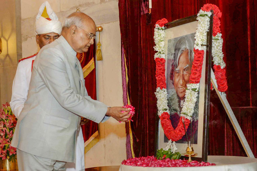  4. புது டெல்லி: மறைந்த குடியரசுத் தலைவர் அப்துல் கலாம் பிறந்தநாளை முன்னிட்டு டெல்லி ராஷ்ட்ரபதி பவனில் குடியரசுத் தலைவர் ராம்நாத் கோவிந்த் கலாம் படத்திற்கு மலர் தூவி மரியாதை செலுத்துகிறார். (Image:RB/PTI)