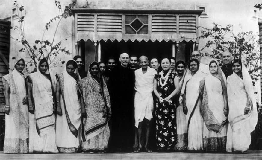 சீன அதிபர் சியாங் கை-சேக் மற்றும் அவரது மனைவி சூங் மே-லிங் இருவருக்கும் இடையில் மகாத்மா காந்தி. இந்தியா வருகை தந்த சியாங் உடன் இந்திய சீன உறவு குறித்து காந்தி உரையாடினார். (Image: Getty Images) சீன அதிபர் சியாங் கை-சேக் மற்றும் அவரது மனைவி சூங் மே-லிங் இருவருக்கும் இடையில் மகாத்மா காந்தி. இந்தியா வருகை தந்த சியாங் உடன் இந்திய சீன உறவு குறித்து காந்தி உரையாடினார். (Image: Getty Images)