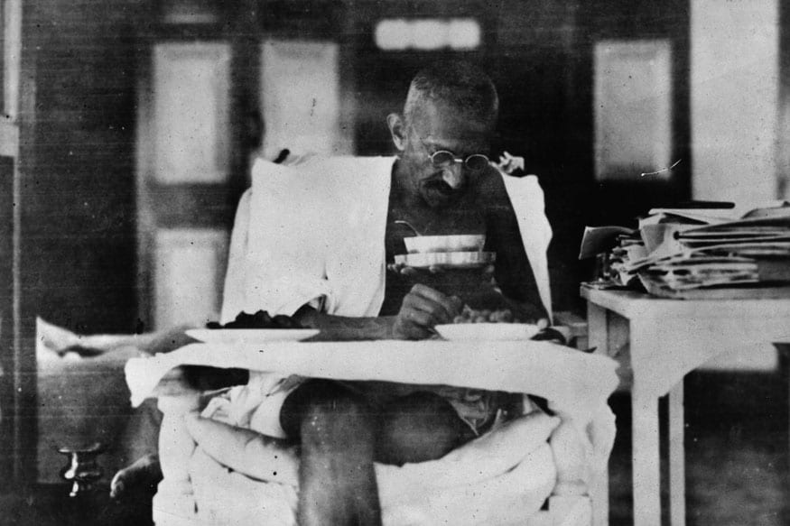 சிறையிலிருந்து விடுதலையான மகாத்மா காந்தி தனது இல்லத்தில் உணவு அருந்தும் புகைப்படம் (Photo by Getty Images) சிறையிலிருந்து விடுதலையான மகாத்மா காந்தி தனது இல்லத்தில் உணவு அருந்தும் புகைப்படம் (Photo by Getty Images)
