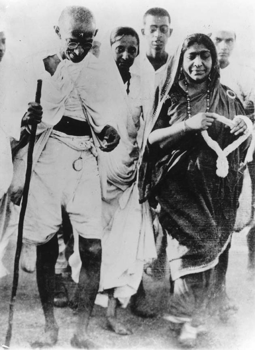  உப்பு சத்யாகிரஹப் போராட்டத்திற்கு செல்லும் மகாத்மா காந்தி (Image: Getty Images)