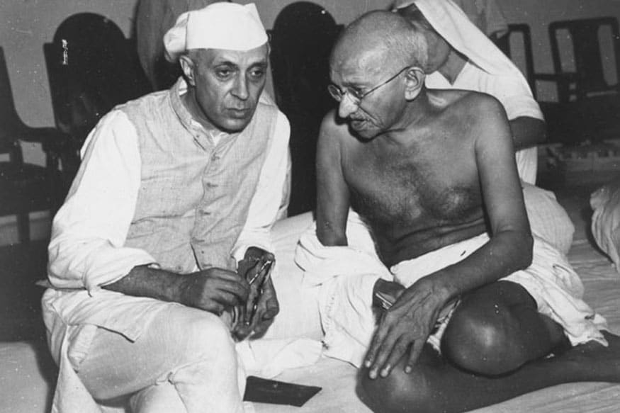 அகில இந்திய காங்கிரஸ் கமிட்டி மாநாட்டில் பண்டித நேருவுடன் மகாத்மா காந்தி (Image: Getty Images) அகில இந்திய காங்கிரஸ் கமிட்டி மாநாட்டில் பண்டித நேருவுடன் மகாத்மா காந்தி (Image: Getty Images)