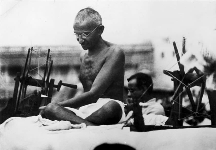 உத்தரப் பிரதேச மாநிலத்தின் மிர்சாபூரில் கதர் பிரச்சாரத்திற்காக ராட்டையில் நூல் நூற்கும் மகாத்மா காந்தி (Image: Getty Images) உத்தரப் பிரதேச மாநிலத்தின் மிர்சாபூரில் கதர் பிரச்சாரத்திற்காக ராட்டையில் நூல் நூற்கும் மகாத்மா காந்தி (Image: Getty Images)