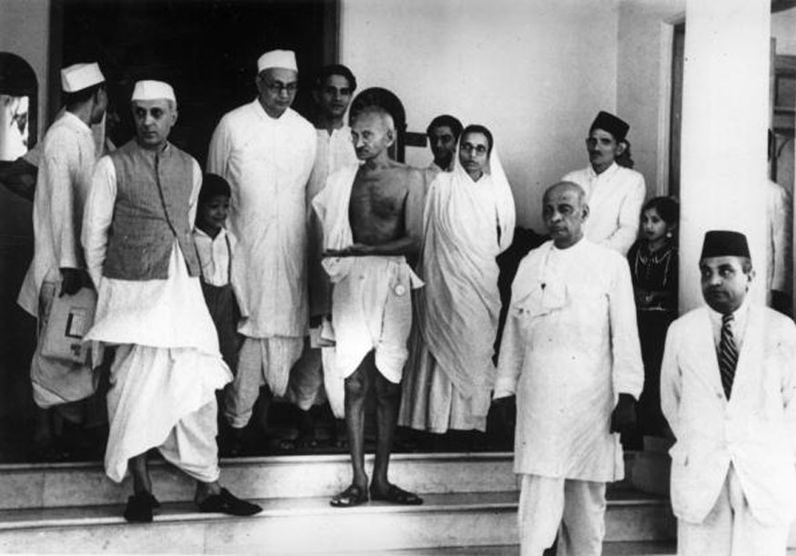  பிர்லா மாளிகைக்கு வெளியே பண்டித நேரு மற்றும் வல்லபாய் படேலுடன் காருக்காக காத்திருக்கும் மகாத்மா காந்தி (Image: Getty Images)