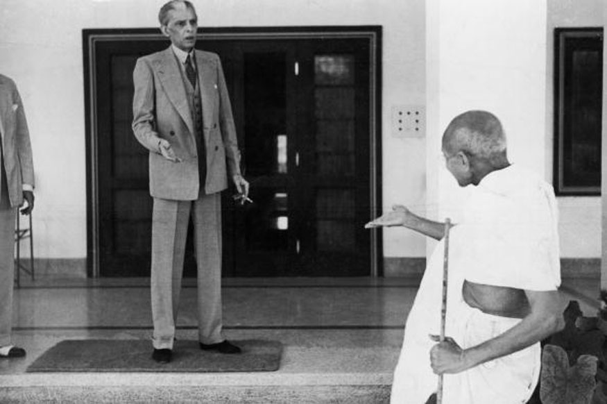  முஸ்லிம் லீக் தலைவர் முகமது அலி ஜின்னா வீட்டில் இருந்து டெல்லியில் உள்ள வைசிராயை சந்திக்க புறப்படும் மகாத்மா காந்தி (Image: Getty Images)