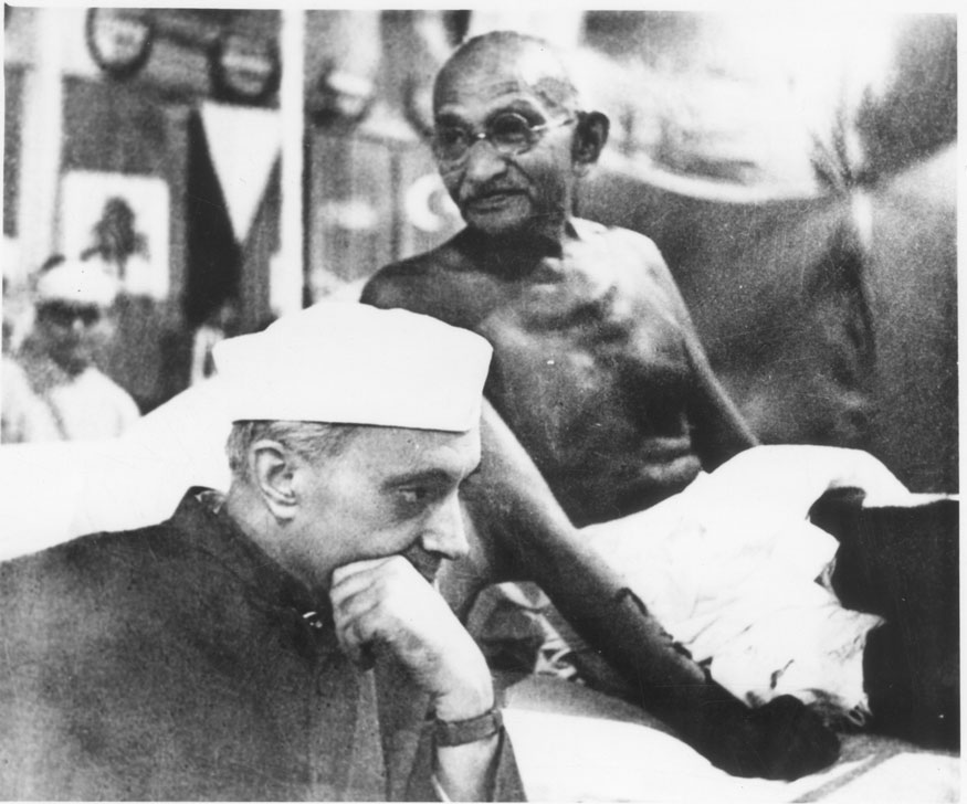  பண்டித ஜவஹர்லால் நேருவுடன் மகாத்மா காந்தி (Image: PIB)