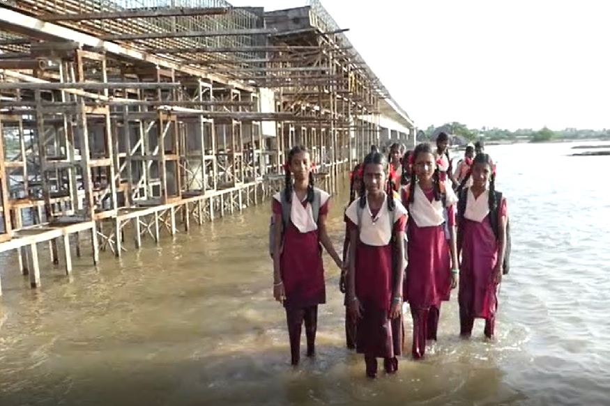 ஆற்றுப்பாலம் கட்டுவதில் தாமதம்: மாணவர்கள் அவதி