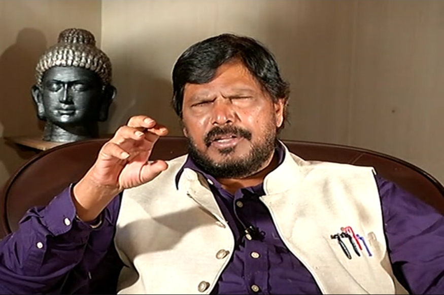 மத்திய அமைச்சர் அக்பருக்கு சக அமைச்சர் அறிவுரை